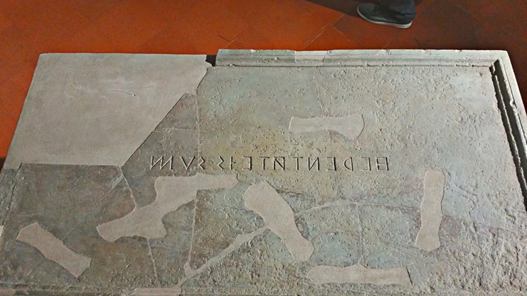 Herculaneum, detail of Oscan inscription readable from right to left written on the top of an altar slab, reading “I am of Herentas”.
Side A."I am of Herentas".
Side B. "L. Slabius (son of) L. Aucilus public meddix erected to Herentas of Eryx".
The object states that it is dedicated to Herentas, an Italic deity corresponding to Aphrodite-Venus. Worshipped in Herculaneum, doubtlessly due to Roman influence, was the Herentas of Eryx (near Trapani), where the goddess had a very famous sanctuary, of Punic origin but also connected in the epic tradition to Rome's Trojan ancestry.
Lato A. "Sono di Herentas".
Lato B. "L Slabio (figlio di) L. Aucilo meddix pubblico a Herentas Ericina pose".
L'oggetto afferma la sua appartenenza ad Herentas, divinità italica corrispondente ad Afrodite-Venere. Ad Ercolano è venerata, certo per influenza romana, la Herentas (Venere) di Erice presso Trapani, dove la dea aveva un famosissimo santuario di origine punica ma collegato altresi, all'epos, alle ascendenze troiane di Roma.
Now in Naples Archaeological Museum, inventory number 2540. Photo courtesy of Giuseppe Ciaramella, June 2017.